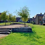 Sea Air, The Bay, 2 Bedroom 2 Bathroom First Floor Apartment, 2 Dogs Welcome * Filey