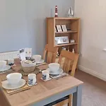 Sea Air, The Bay, 2 Bedroom 2 Bathroom First Floor Apartment, 2 Dogs Welcome *