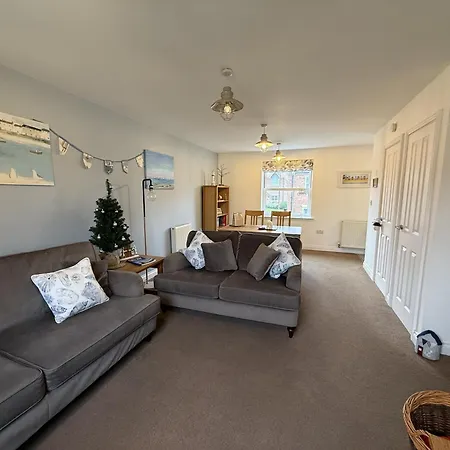 Sea Air, The Bay, 2 Bedroom 2 Bathroom First Floor Apartment, 2 Dogs Welcome * Filey